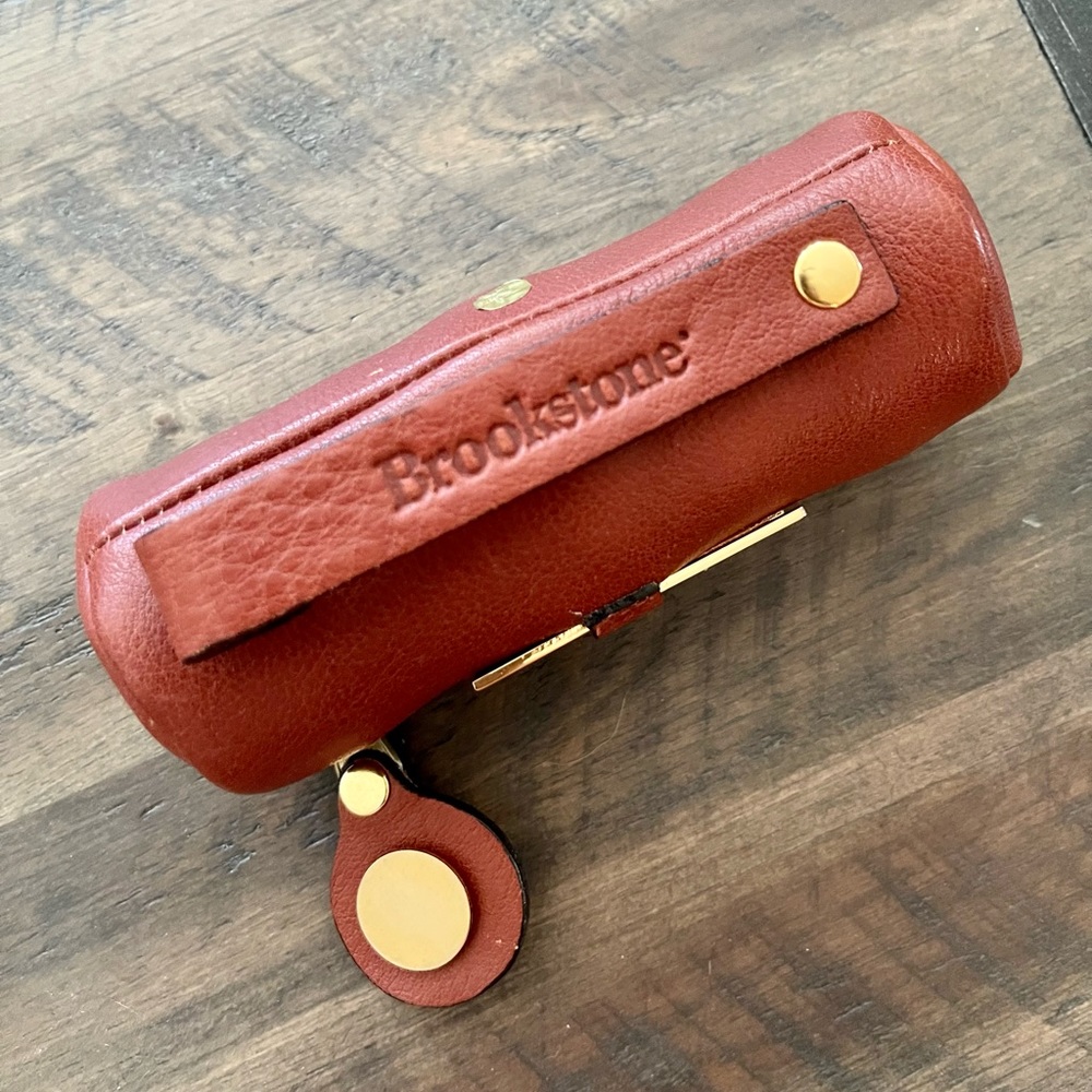 Beautiful Brookstone genuine leather golf ball case.